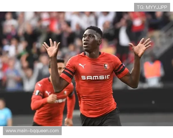 恩博洛进球后指向天空，雷恩虽败个人表现亮眼