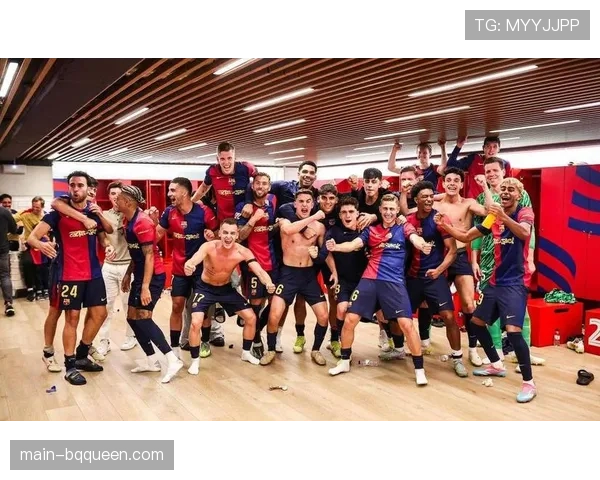 更衣室花絮：巴萨中场佩德里虽未上场，但赛前为全队播放自制的对手分析视频。